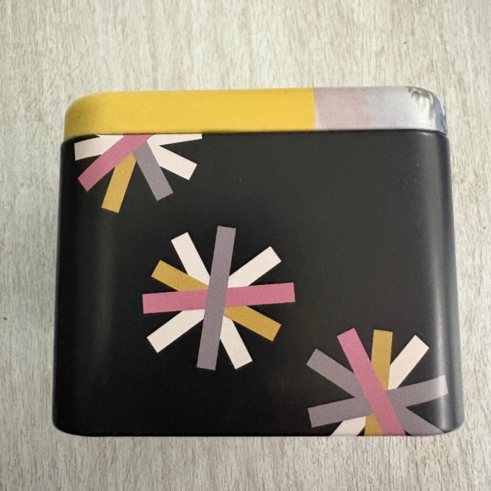 Fossil Pink Tin with Rabbit Design - Picture 5 of 13